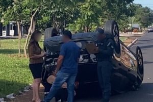 Carro capotou após colidir em veículo parado — Foto: Carro capotou após colidir