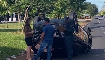 Carro capotou após colidir em veículo parado — Foto: Carro capotou após colidir