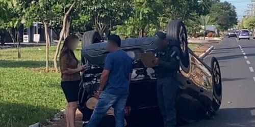 Carro capotou após colidir em veículo parado — Foto: Carro capotou após colidir