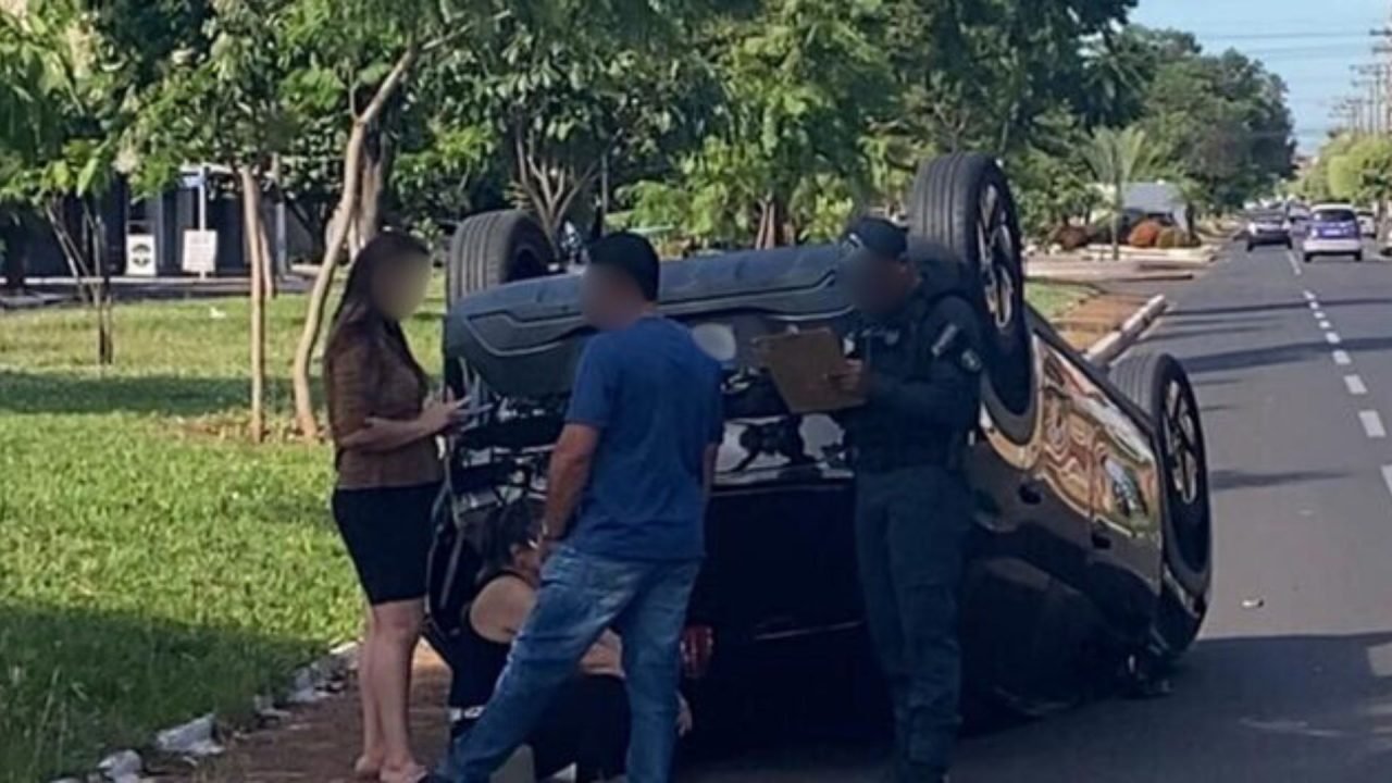 Carro capotou após colidir em veículo parado — Foto: Carro capotou após colidir