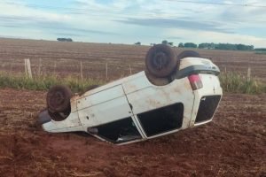 Foto: Carro encontrado capotado na MS-395. (Foto: Tiago Apolinário, Da Hora Bata