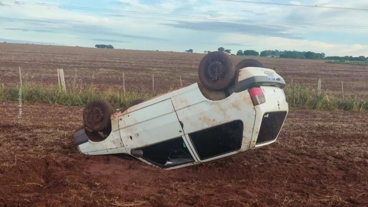 Foto: Carro encontrado capotado na MS-395. (Foto: Tiago Apolinário, Da Hora Bata