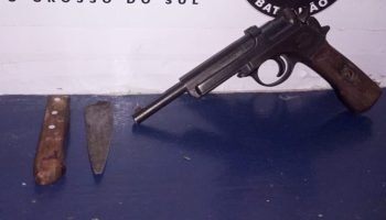 Arma, faca e lâmina apreendida durante a ocorrência. (Divulgação, PMMS) — Foto: