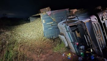 O caminhão estava carregado com arregado com cana-de-açúcar. — Foto: O caminhão