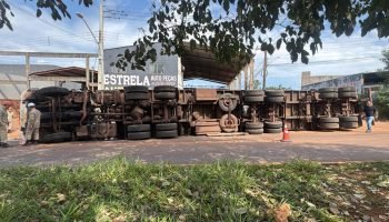 Carreta estava carregada com ureia. — Foto: Carreta estava carregada com ureia.