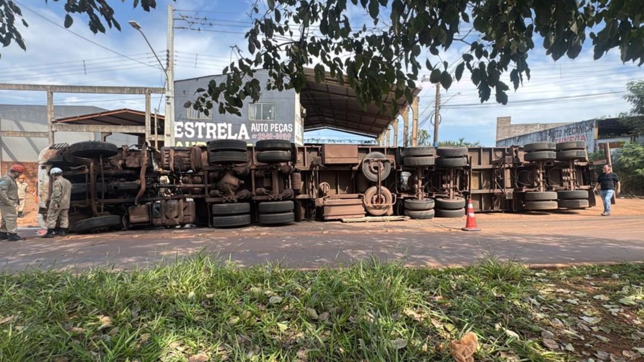 Carreta estava carregada com ureia. — Foto: Carreta estava carregada com ureia.