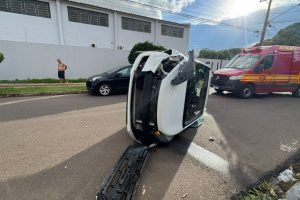 Foto: Carro tombou com impacto da colisão (Foto: Henrique Arakaki, Midiamax)