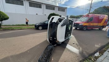 Foto: Carro tombou com impacto da colisão (Foto: Henrique Arakaki, Midiamax)