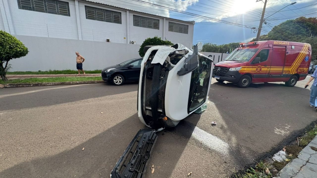 Foto: Carro tombou com impacto da colisão (Foto: Henrique Arakaki, Midiamax)