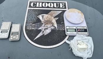 Foto: Cocaína e balança apreendida pelo Choque na casa de Simone. (Foto: Fala Po