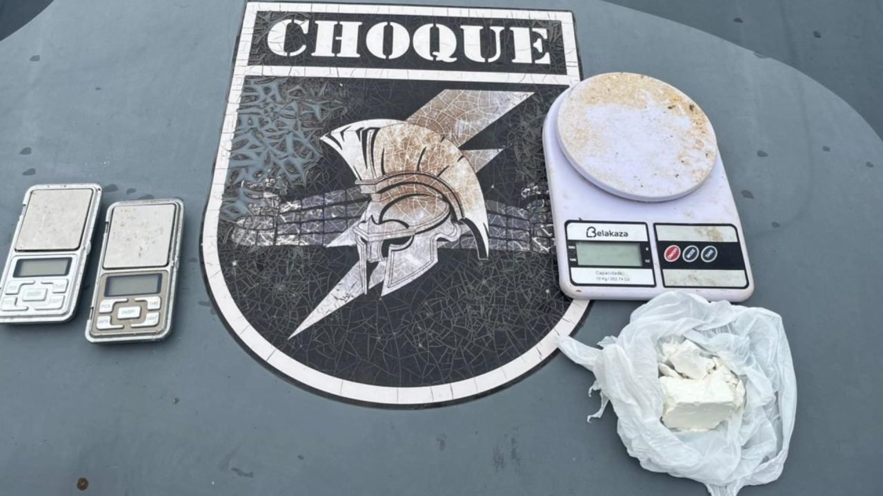 Foto: Cocaína e balança apreendida pelo Choque na casa de Simone. (Foto: Fala Po