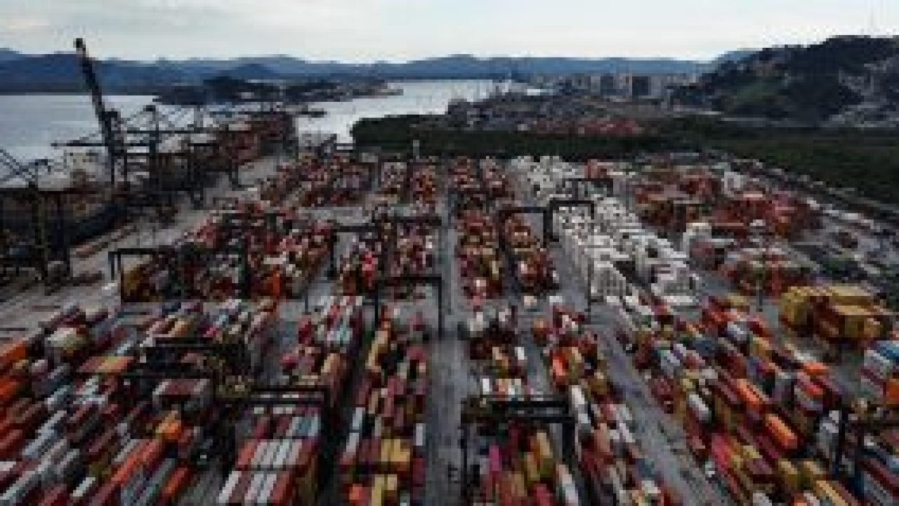 Balança Comercial Brasileira Registra Superávit de US$ 68,3 Bilhões em 2025