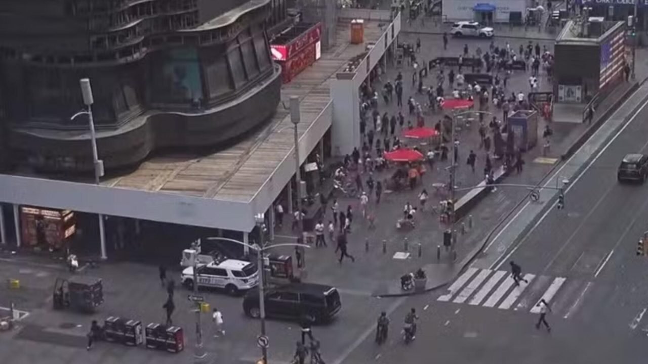 A polícia isolou a área e deteve um suspeito. — Foto: A polícia isolou a área e