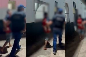 Suspeito chegando à delegacia no domingo. — Foto: Suspeito chegando à delegacia