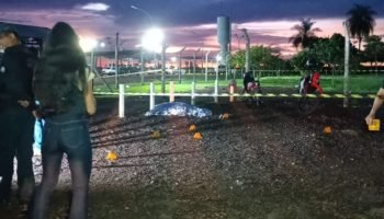 Foto: Equipes policiais e peritos realizando os levantamentos no local. (Reprodu