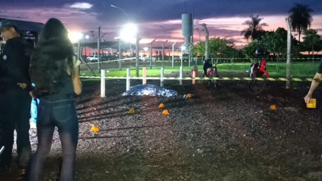 Foto: Equipes policiais e peritos realizando os levantamentos no local. (Reprodu
