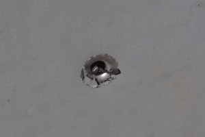 Marca de tiro no portão do imóvel. — Foto: Marca de tiro no portão do imóvel. (F