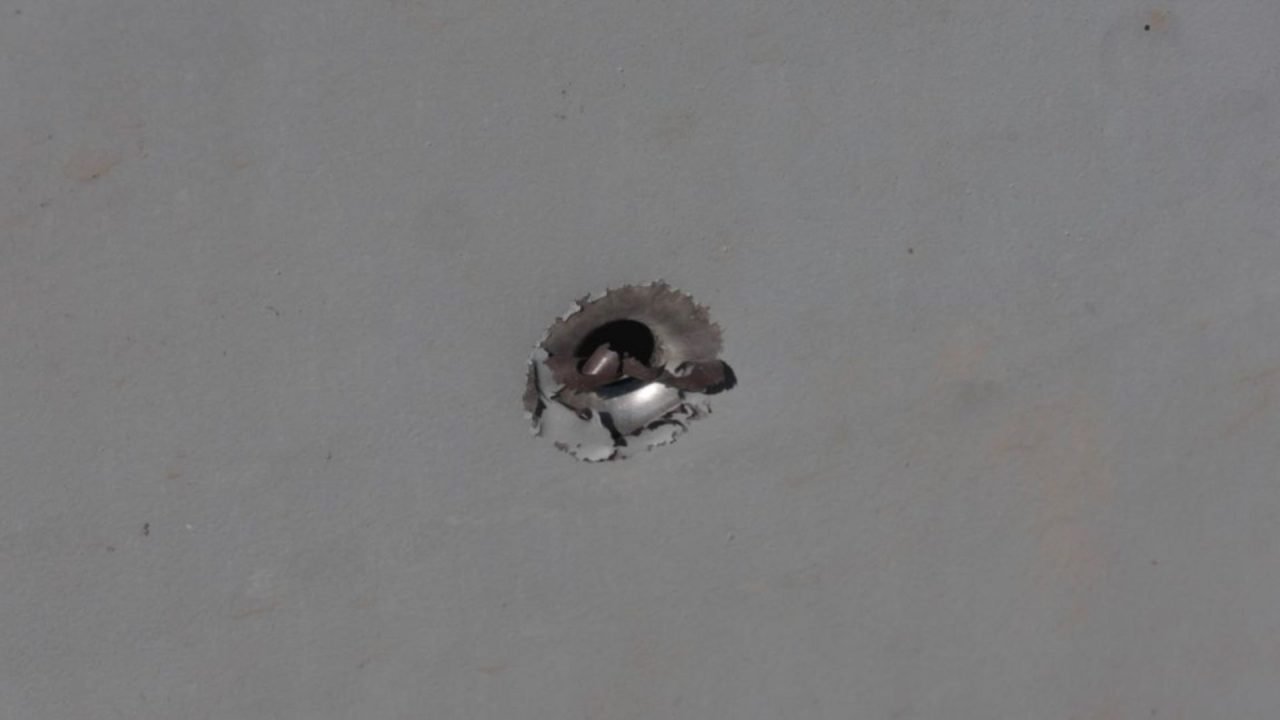 Marca de tiro no portão do imóvel. — Foto: Marca de tiro no portão do imóvel. (F