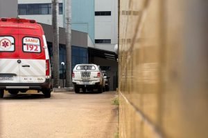 Foto: Ambulância do Samu no Fórum Heitor Medeiros, em Campo Grande. (Foto: Madu