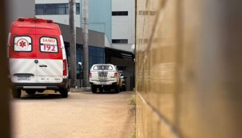 Foto: Ambulância do Samu no Fórum Heitor Medeiros, em Campo Grande. (Foto: Madu