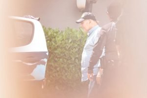 Foto: Alcides Bernal saindo da audiência de custódia. (Foto: Madu Livramento, Mi