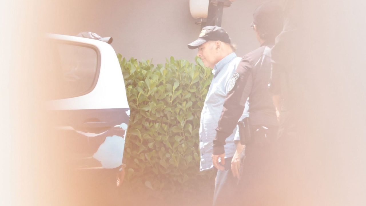 Foto: Alcides Bernal saindo da audiência de custódia. (Foto: Madu Livramento, Mi