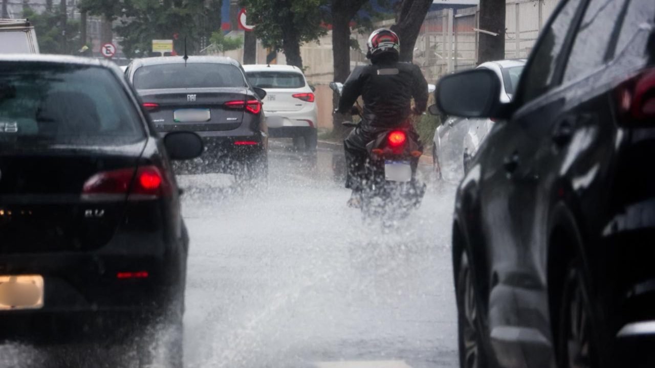 Foto: Motociclista decidiu parar por volta de meia-noite para fazer uma ligação
