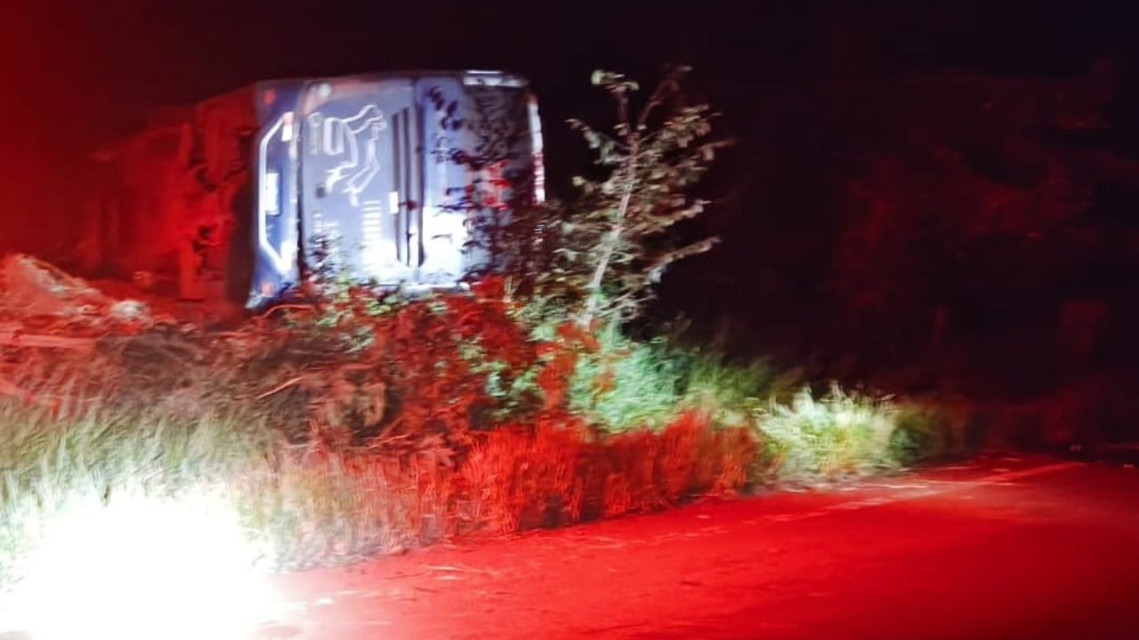 Ônibus tombou na rodovia MS-040. — Foto: Ônibus tombou na rodovia MS-040. (Foto: