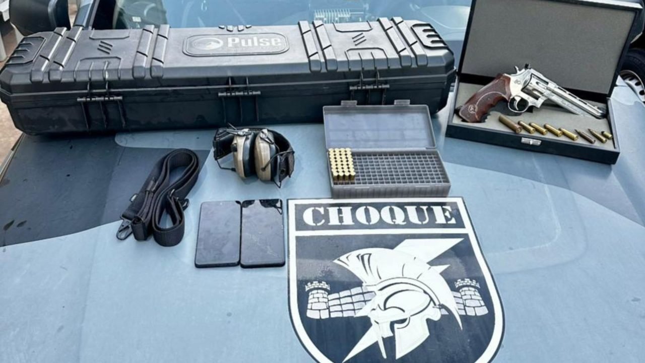 Arma e munições apreendidas. — Foto: Arma e munições apreendidas. (Reprodução, B