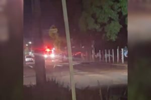 Foto: Equipes da polícia no bar. (Foto: Fala Povo Midiamax)