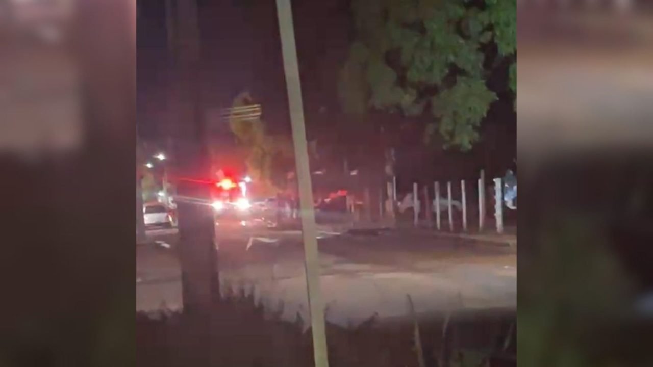 Foto: Equipes da polícia no bar. (Foto: Fala Povo Midiamax)