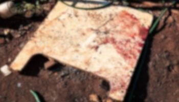 Vestígios de sangue no barraco onde as vítimas foram assassinadas. — Foto: Vestí