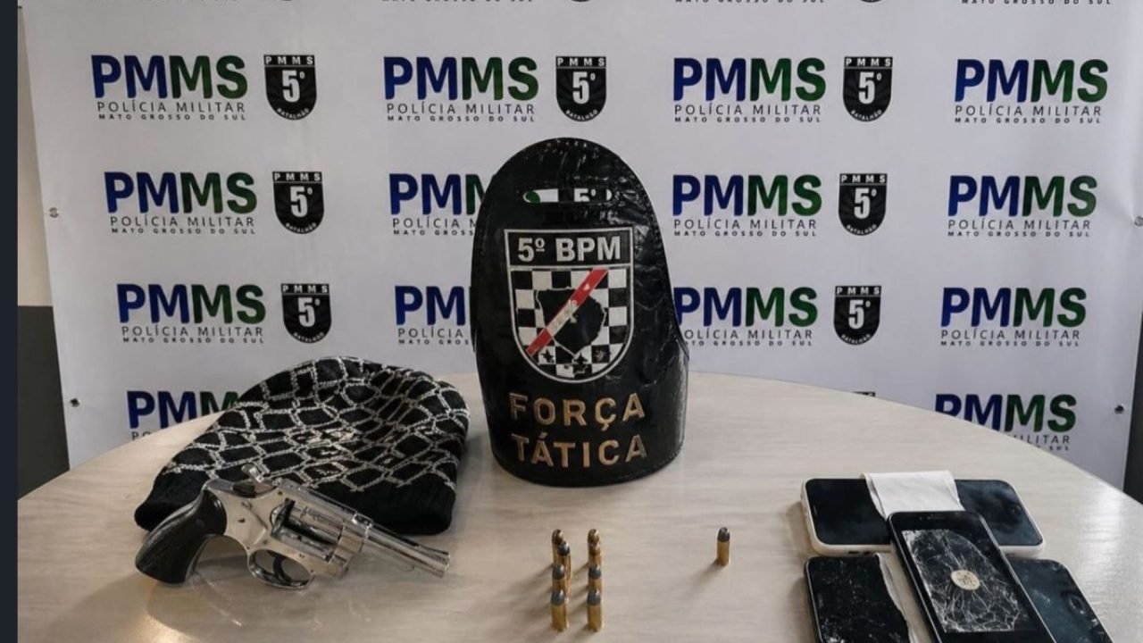 Arma usada no crime e munições apreendidas. — Foto: Arma usada no crime e muniçõ