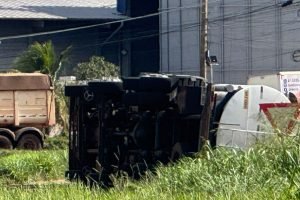 Tombamento ocorreu na saída para Sidrolândia. (Foto: Henrique Arakaki, Midiamax)