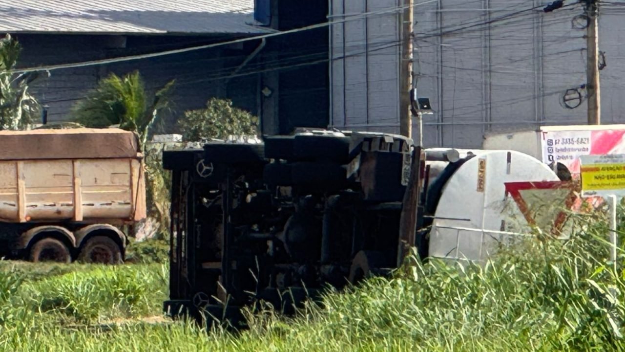 Tombamento ocorreu na saída para Sidrolândia. (Foto: Henrique Arakaki, Midiamax)
