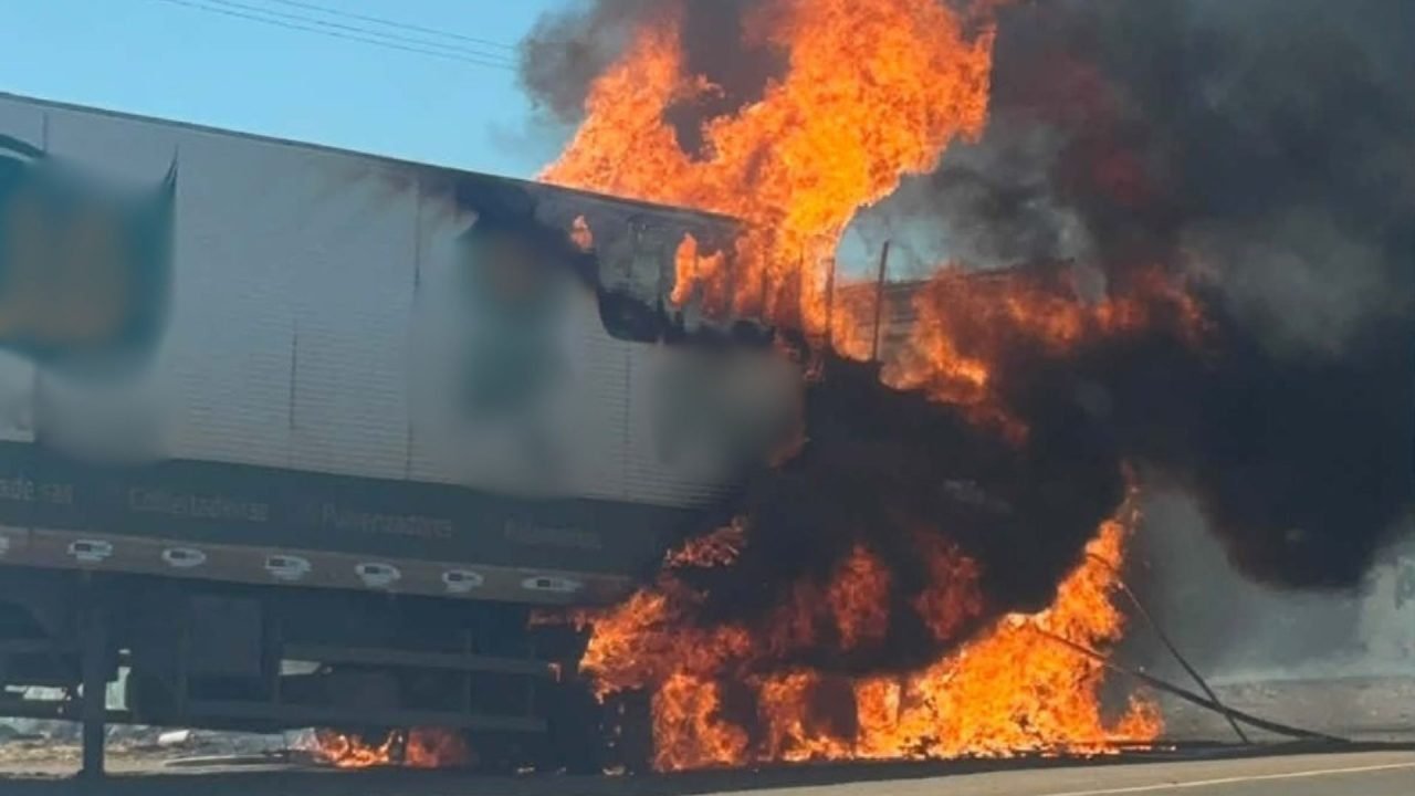 Caminhão sendo consumido pelas chamas. (Foto: Leitor Midiamax)