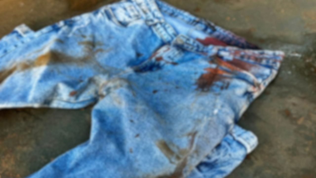 Calça da vítima com manchas de sangue. — Foto: Calça da vítima com manchas de sa