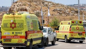 Ambulâncias são vistas perto do local de um suposto ataque a tiros na cidade de