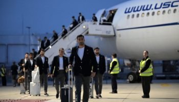 Capitão e zagueiro do Irã, Ehsan Hajsafi, e seus companheiros de equipe caminham