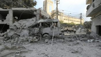 Pessoas inspecionam os destroços dos ataques aéreos israelenses ocorridos no dom