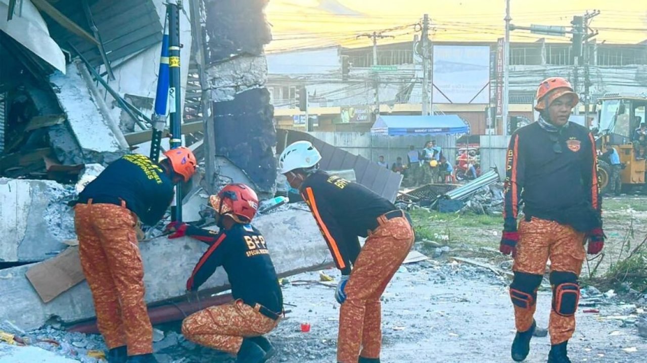 Equipes de resgate realizam uma operação de salvamento em um prédio que desabou