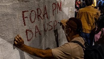 Estudantes em greve da Universidade de São Paulo (USP) durante protesto na Aveni