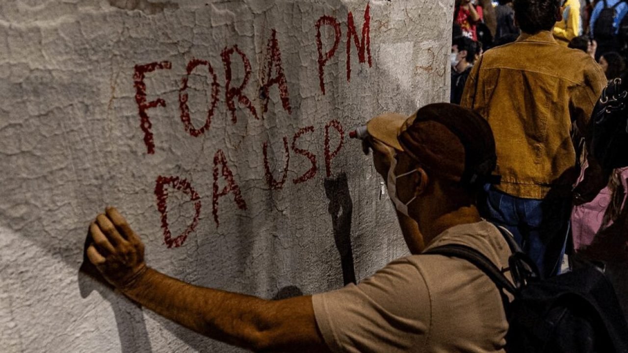 Estudantes em greve da Universidade de São Paulo (USP) durante protesto na Aveni