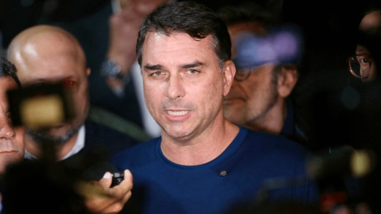 Foto: L sustenta que o material extrapola a crítica política ALBARI ROSA / AFP