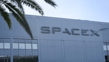 Logotipo da SpaceX é exibido na parte externa de uma instalação da Space Explora