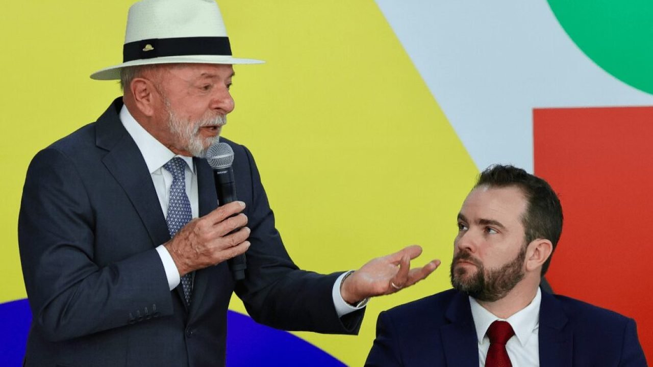 Presidente Lula (PT) e o ministro da Fazenda, Dario Durigan, durante o lançament