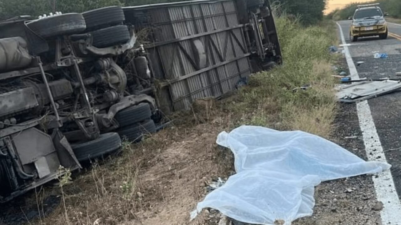 Acidente com ônibus de delegação esportiva deixa sete mortos no Ceará — Foto: Ac