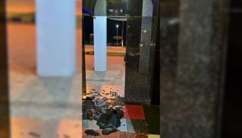 Porta de vidro destruída. — Foto: Porta de vidro destruída. (Reprodução, Frontei