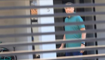 Ex-presidente Jair Bolsonaro no quintal da casa onde ele cumpre prisão domicilia