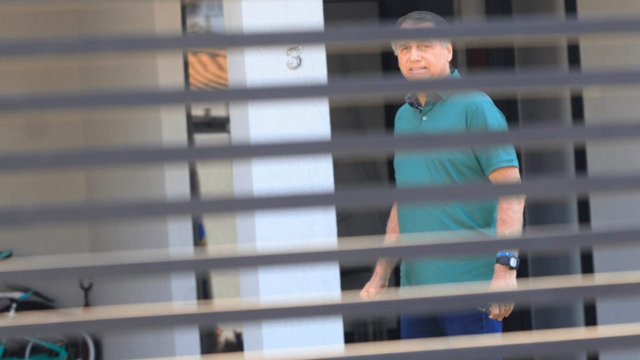 Ex-presidente Jair Bolsonaro no quintal da casa onde ele cumpre prisão domicilia